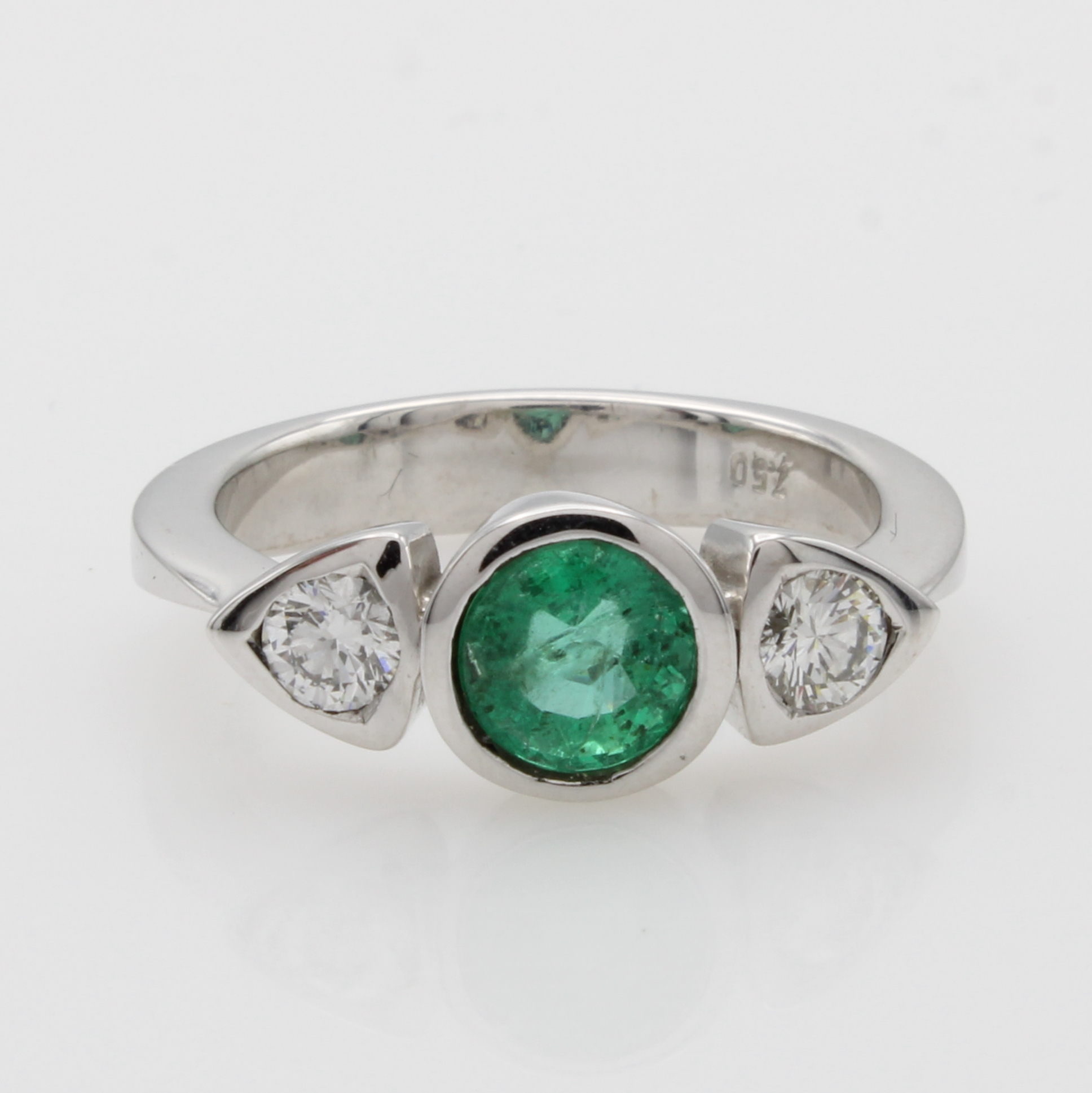 Image 27041005 - Ring mit Smaragd und Brillanten, WG 750/000, runder Smaragd ca. 1.17 ct, 2 Brill. in ...