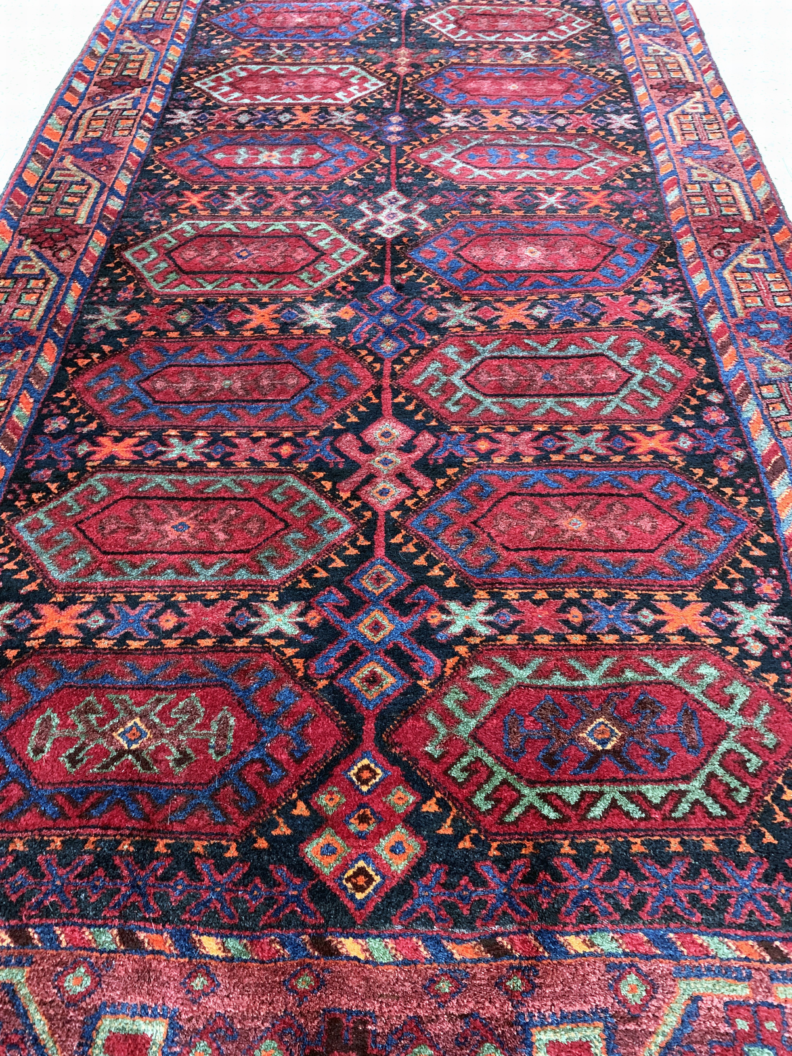 Detail e: Kordi alt, Persien, Mitte 20.Jhd, Wolle aufBaumwolle, ca. 308 x 142 cm, EHZ: 2