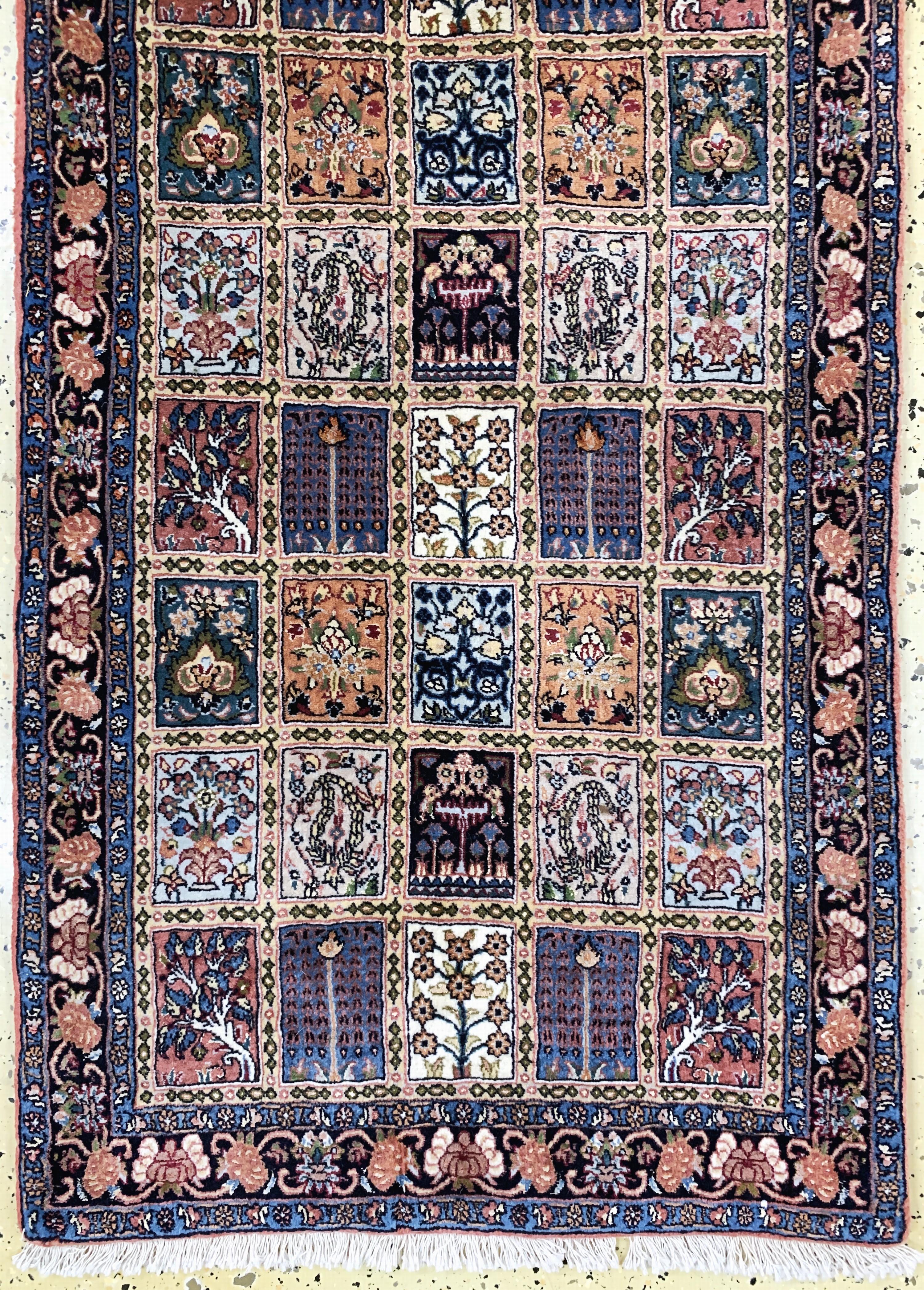 Detail b: Bidjar fein, Persien, Ende 20.Jhd, Korkwolle mit Seide, ca. 207 x 75 cm, EHZ: 2