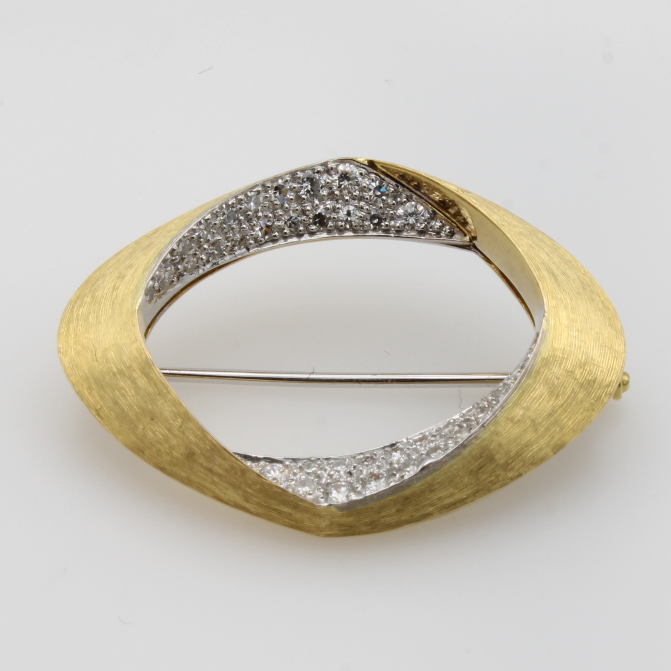 Image 27041039 - Brosche mit Brillanten ´Behner´, GG/WG 750/ 000, z.T. matt., 38 Brill. zus. ca. 0.60 ct ...