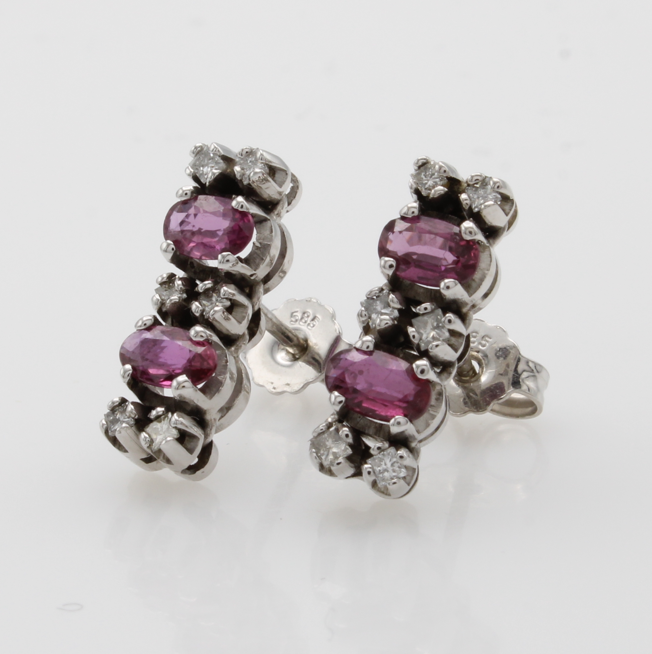 Image 27041040 - Paar Ohrstecker mit Rubinen und Brillanten, WG 585/000, 4 Rubine zus. ca. 1.2 ct, 12 ...