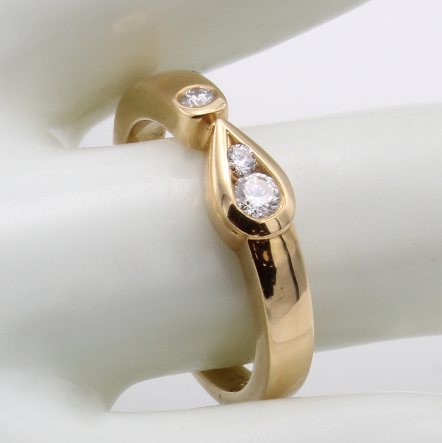 Image 27041043 - Ring mit Brillanten, GG 750/000, 3 Brill. zus. ca. 0.17 ct feines Weiß/lupenrein, RW ...