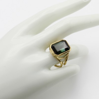 27041001c - Ring mit Turmalin, GG 750/000, achteckiger, grüner Turmalin ca. 11.5 ct, 2-rhg. ...