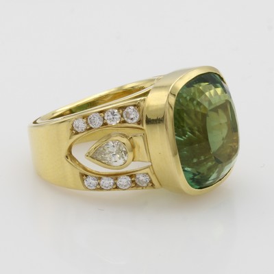 27041002a - Ring mit Turmalin, Diamanten und Brillanten, GG 750/000, grüner Turmalin ca. 16.66 ct, ...