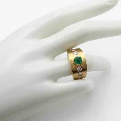 27041004b - Ring mit Smaragd und Brillanten, GG 750/000, z.T. matt., Smaragd in glatter Fassung ca. ...