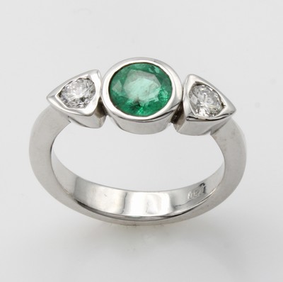 27041005a - Ring mit Smaragd und Brillanten, WG 750/000, runder Smaragd ca. 1.17 ct, 2 Brill. in ...