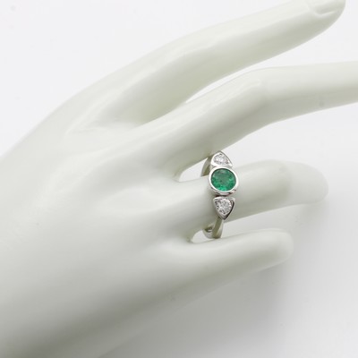 27041005b - Ring mit Smaragd und Brillanten, WG 750/000, runder Smaragd ca. 1.17 ct, 2 Brill. in ...