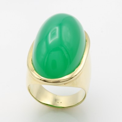 27041007a - Ring mit Chrysopras, GG 585/000, ovaler Chrysopras ca. 51.8 ct, RW ca. 55 Schätzpreis: ...