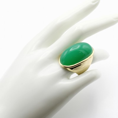27041007b - Ring mit Chrysopras, GG 585/000, ovaler Chrysopras ca. 51.8 ct, RW ca. 55 Schätzpreis: ...