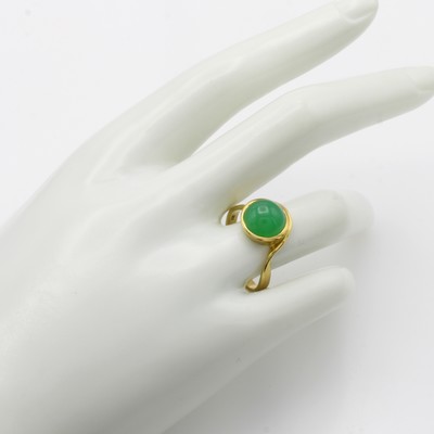 27041016b - Ring mit Chrysopras, GG 585/000, runder Chrysopras, l. geschwungene Form, RW ca. 59 ...