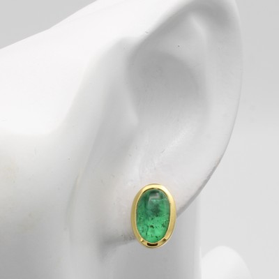 27041018a - Paar Ohrstecker mit Smaragden, GG 750/000, 2 ovale Smaragdcabochons in glatten Fassungen ...