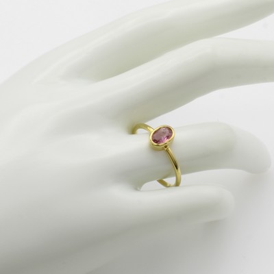 27041027a - Ring mit Turmalin, GG 585/000, ovaler, rosa Turmalin in Zargenfassung ca. 0.7 ct, RW ca. ...