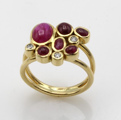 27041035a - Ring mit Rubinen und Brillanten, GG 750/000, ovale u. runde Rubincabochons zus. ca. 3.2 ...