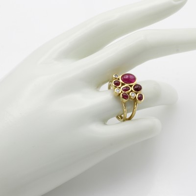 27041035b - Ring mit Rubinen und Brillanten, GG 750/000, ovale u. runde Rubincabochons zus. ca. 3.2 ...