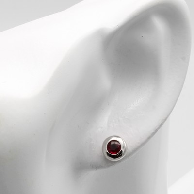 27041038a - Paar Ohrstecker mit Burma Rubinen, WG 585/ 000, 2 Rubine in breiter, glatter Fassung ...