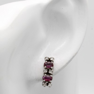 27041040a - Paar Ohrstecker mit Rubinen und Brillanten, WG 585/000, 4 Rubine zus. ca. 1.2 ct, 12 ...