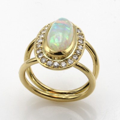 27041044a - Ring mit Opal und Brillanten, GG 750/000, ovaler Opal m. schönem Farbspiel ca. 2.5 ct ...