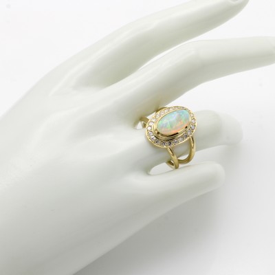 27041044b - Ring mit Opal und Brillanten, GG 750/000, ovaler Opal m. schönem Farbspiel ca. 2.5 ct ...