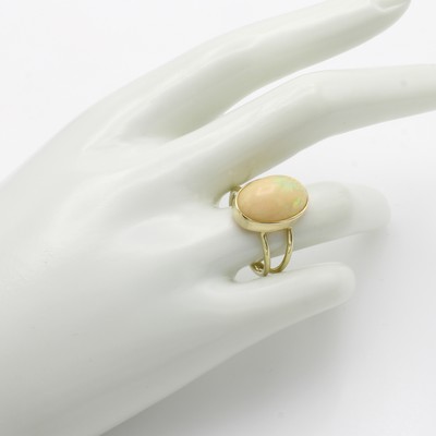 27041045b - Ring mit Opal, GG 585/000, ovaler Opal in glatter Fassung ca. 5.3 ct, 2-rhg. Schiene, RW ...