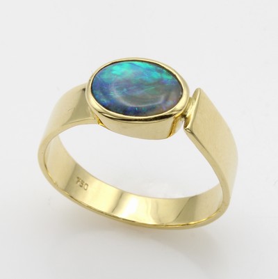 27041046a - Ring mit Opal, GG 585/000, ovaler Opal ca. 2 ct, Schiene asymmetrisch angesetzt, RW ca. ...
