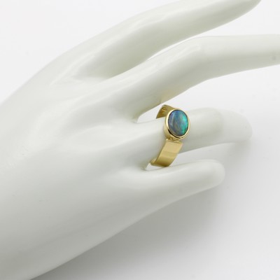 27041046b - Ring mit Opal, GG 585/000, ovaler Opal ca. 2 ct, Schiene asymmetrisch angesetzt, RW ca. ...