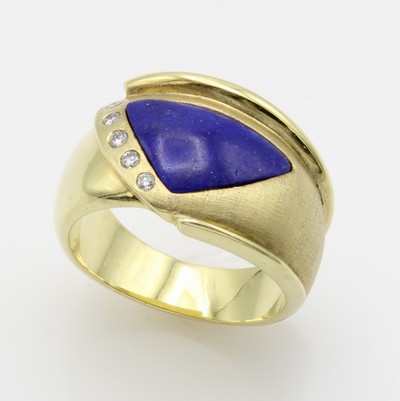 27041052a - Ring mit Lapislazuli und Brillanten, GG 585/000, dreieckiger Lapis, 5 Brill. zus. ca. ...