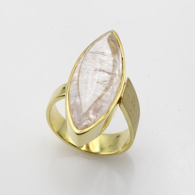 27041057a - Ring mit Morganit, GG 585/000, z.T. matt., navettef. Morganitcabochon ca. 12.2 ct, RW ...