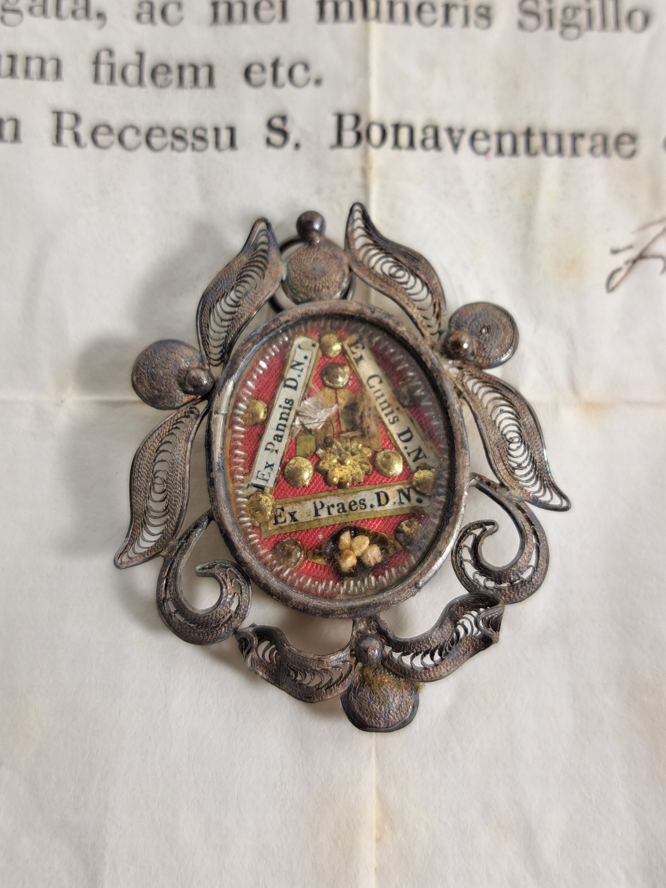 Detail g: 8 Reliquienkapseln mit Authentik, Rom, 1868 -1903, 6 Kapseln mit Metallgehäuse versilbert, 1 Reliquienkreuz als Brustanhänger, 1 Holzkapsel, 1 oder ...