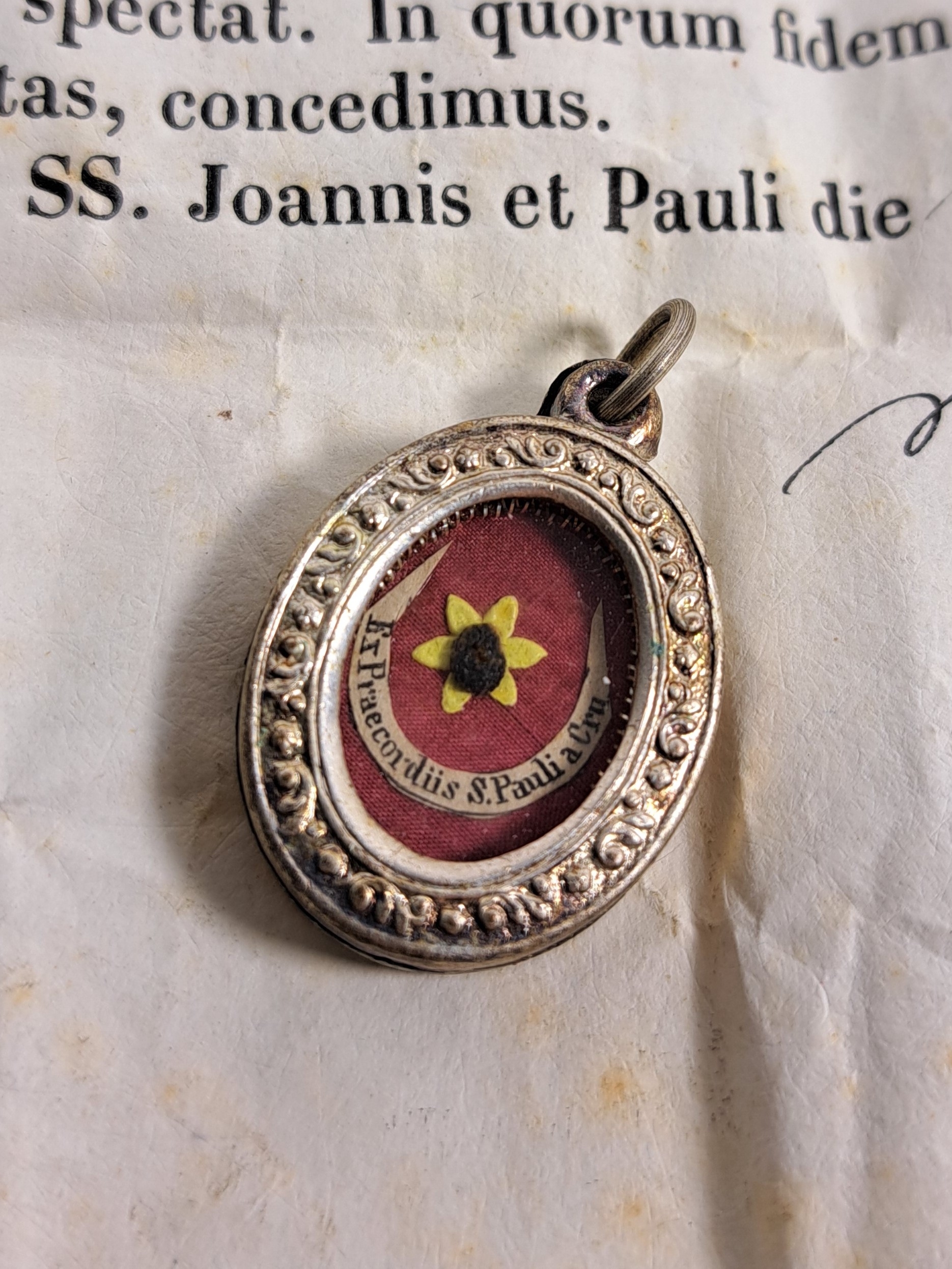 Detail i: 8 Reliquienkapseln mit Authentik, Rom, 1868 -1903, 6 Kapseln mit Metallgehäuse versilbert, 1 Reliquienkreuz als Brustanhänger, 1 Holzkapsel, 1 oder ...