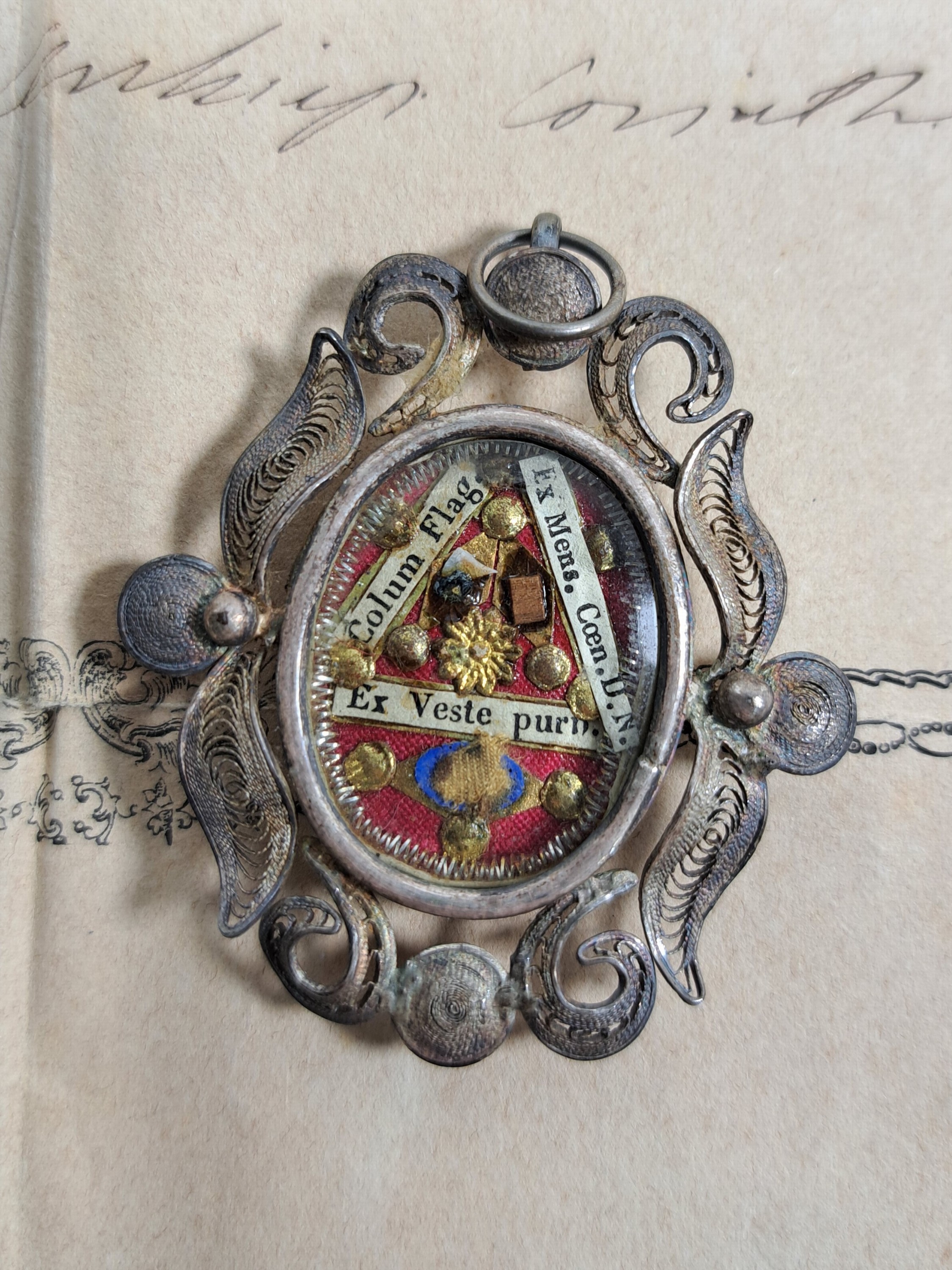 Detail k: 8 Reliquienkapseln mit Authentik, Rom, 1868 -1903, 6 Kapseln mit Metallgehäuse versilbert, 1 Reliquienkreuz als Brustanhänger, 1 Holzkapsel, 1 oder ...
