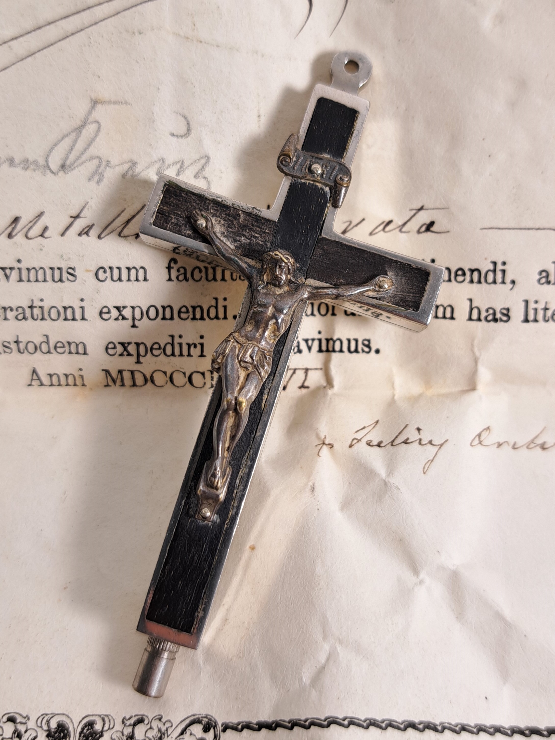 Detail o: 8 Reliquienkapseln mit Authentik, Rom, 1868 -1903, 6 Kapseln mit Metallgehäuse versilbert, 1 Reliquienkreuz als Brustanhänger, 1 Holzkapsel, 1 oder ...