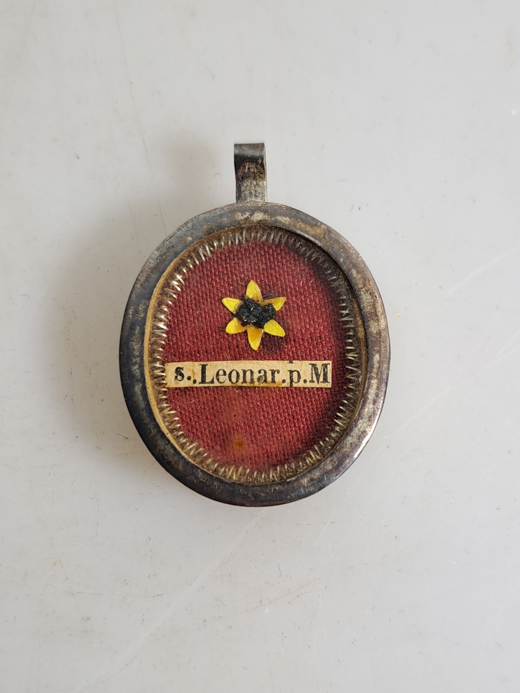 Detail p: 8 Reliquienkapseln mit Authentik, Rom, 1868 -1903, 6 Kapseln mit Metallgehäuse versilbert, 1 Reliquienkreuz als Brustanhänger, 1 Holzkapsel, 1 oder ...