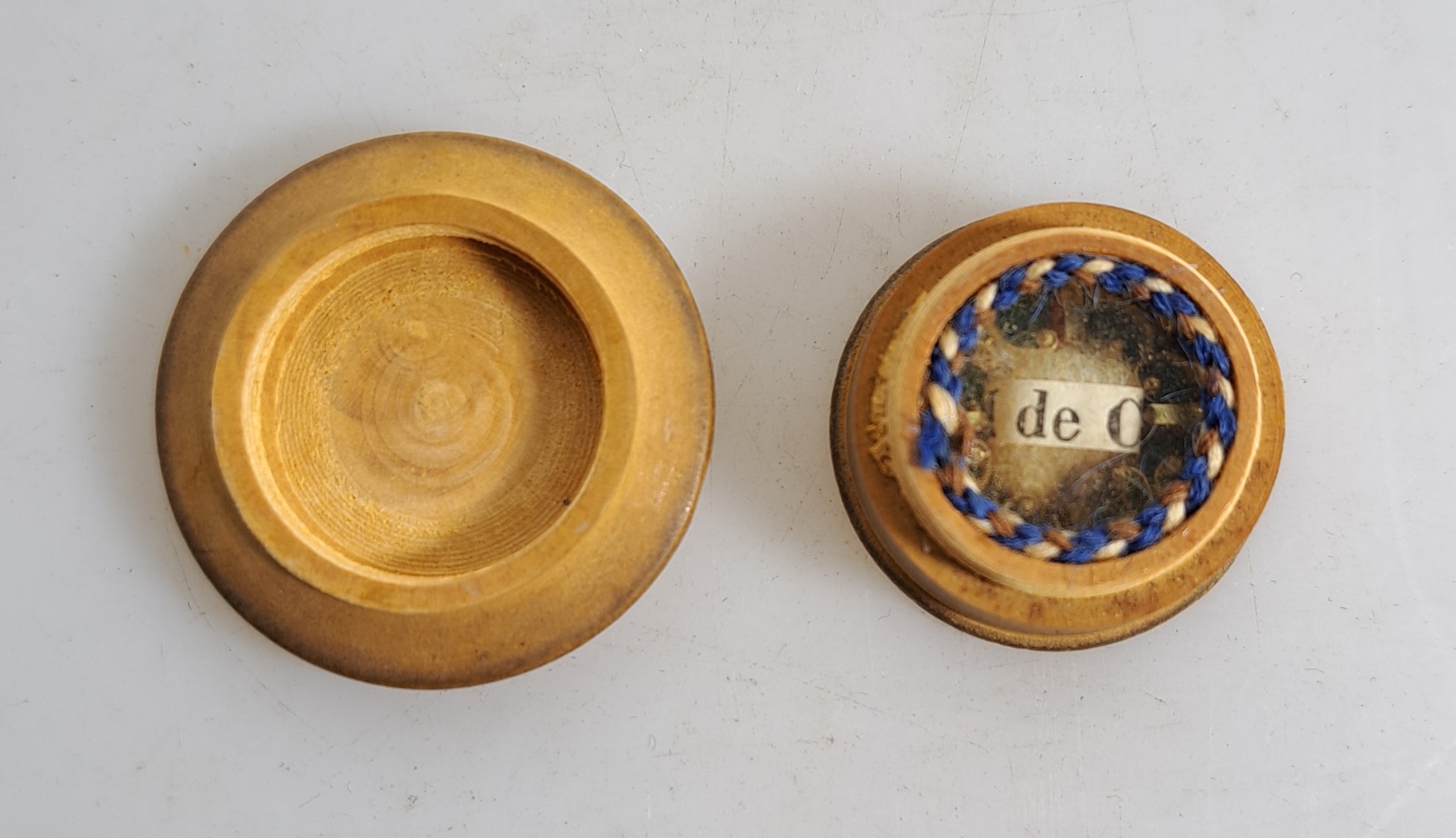 Detail q: 8 Reliquienkapseln mit Authentik, Rom, 1868 -1903, 6 Kapseln mit Metallgehäuse versilbert, 1 Reliquienkreuz als Brustanhänger, 1 Holzkapsel, 1 oder ...