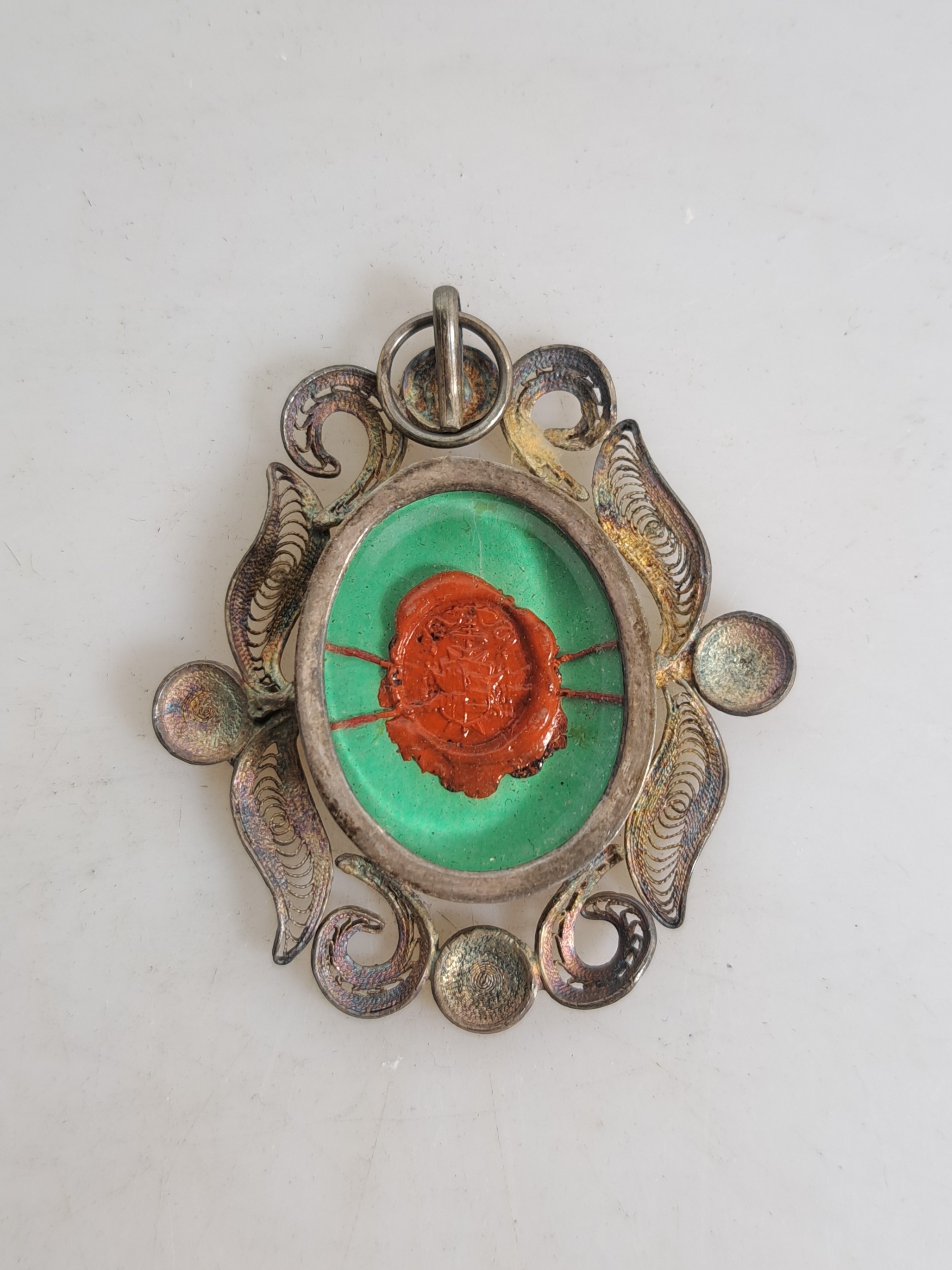 Detail r: 8 Reliquienkapseln mit Authentik, Rom, 1868 -1903, 6 Kapseln mit Metallgehäuse versilbert, 1 Reliquienkreuz als Brustanhänger, 1 Holzkapsel, 1 oder ...