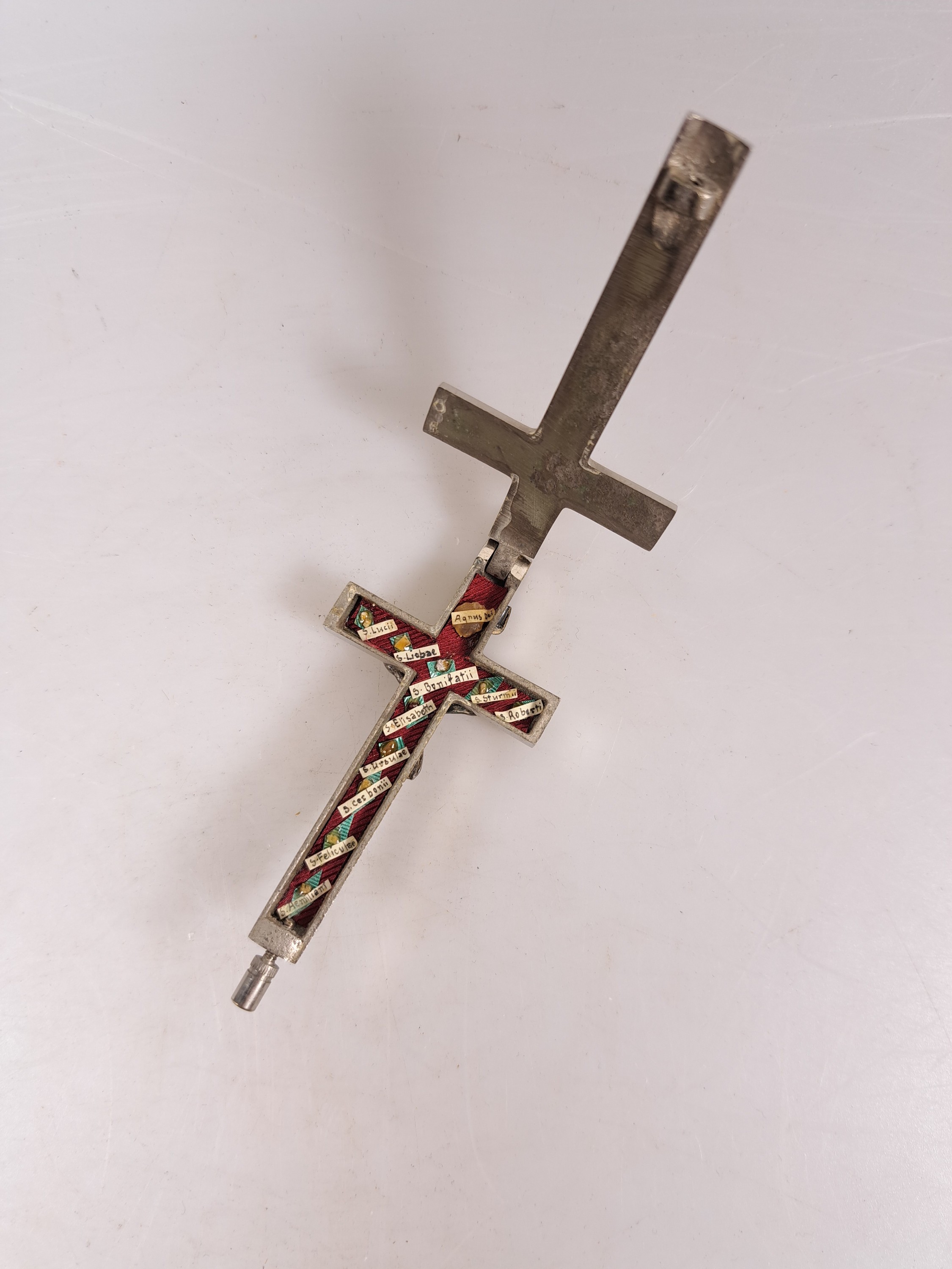 Detail s: 8 Reliquienkapseln mit Authentik, Rom, 1868 -1903, 6 Kapseln mit Metallgehäuse versilbert, 1 Reliquienkreuz als Brustanhänger, 1 Holzkapsel, 1 oder ...