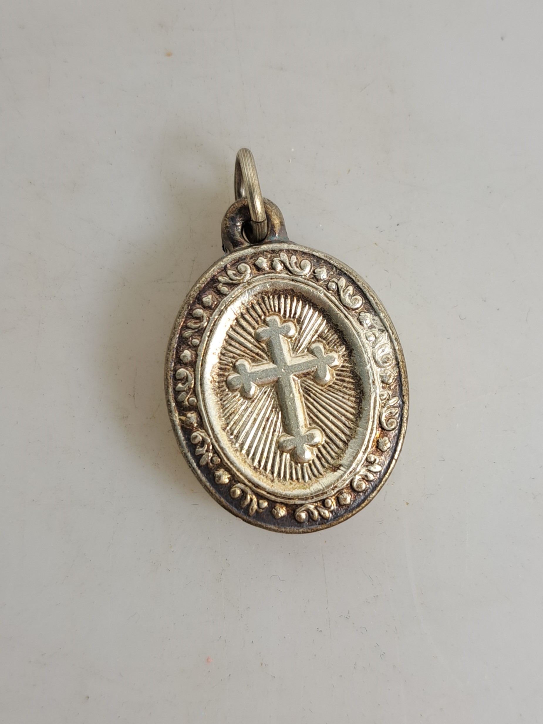 Detail u: 8 Reliquienkapseln mit Authentik, Rom, 1868 -1903, 6 Kapseln mit Metallgehäuse versilbert, 1 Reliquienkreuz als Brustanhänger, 1 Holzkapsel, 1 oder ...