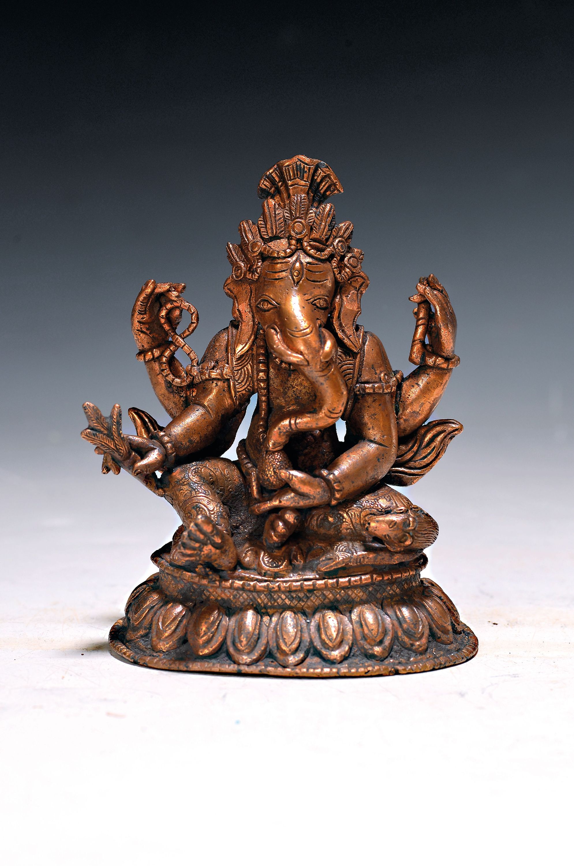 Image 27041148 - Bronzefigur, sitzender Ganesha, Tibet, wohl um 1900, Bronze mit höherem Kupferanteil, ...