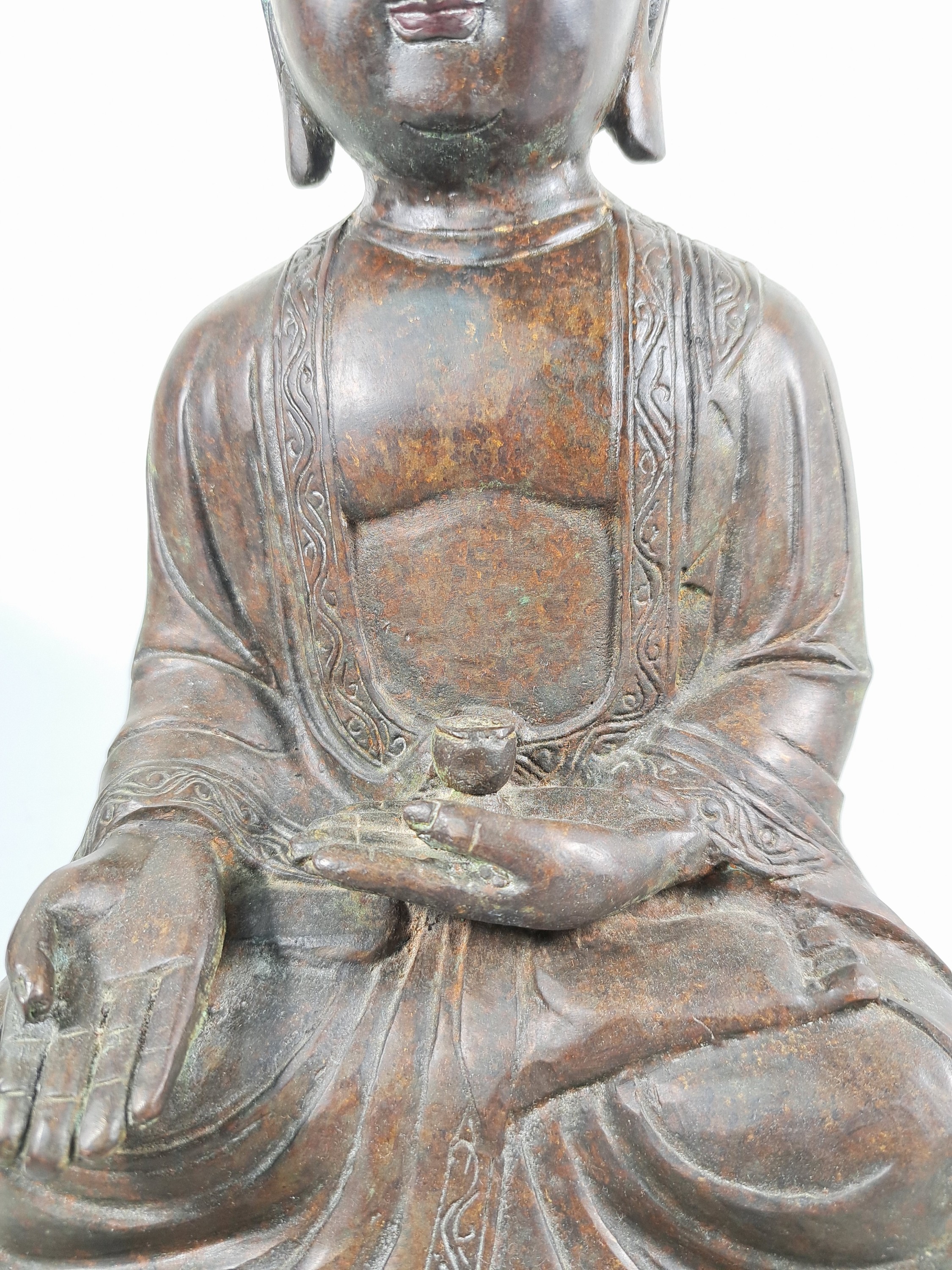 Detail c: Buddha/Shakyamuni, wohl Ming-Dynastie 17. Jh., dunkel patiniert, unten geschlossen, Gewand mit stiltyp. Faltenwurf und Randbordüre, Altersspuren, ...
