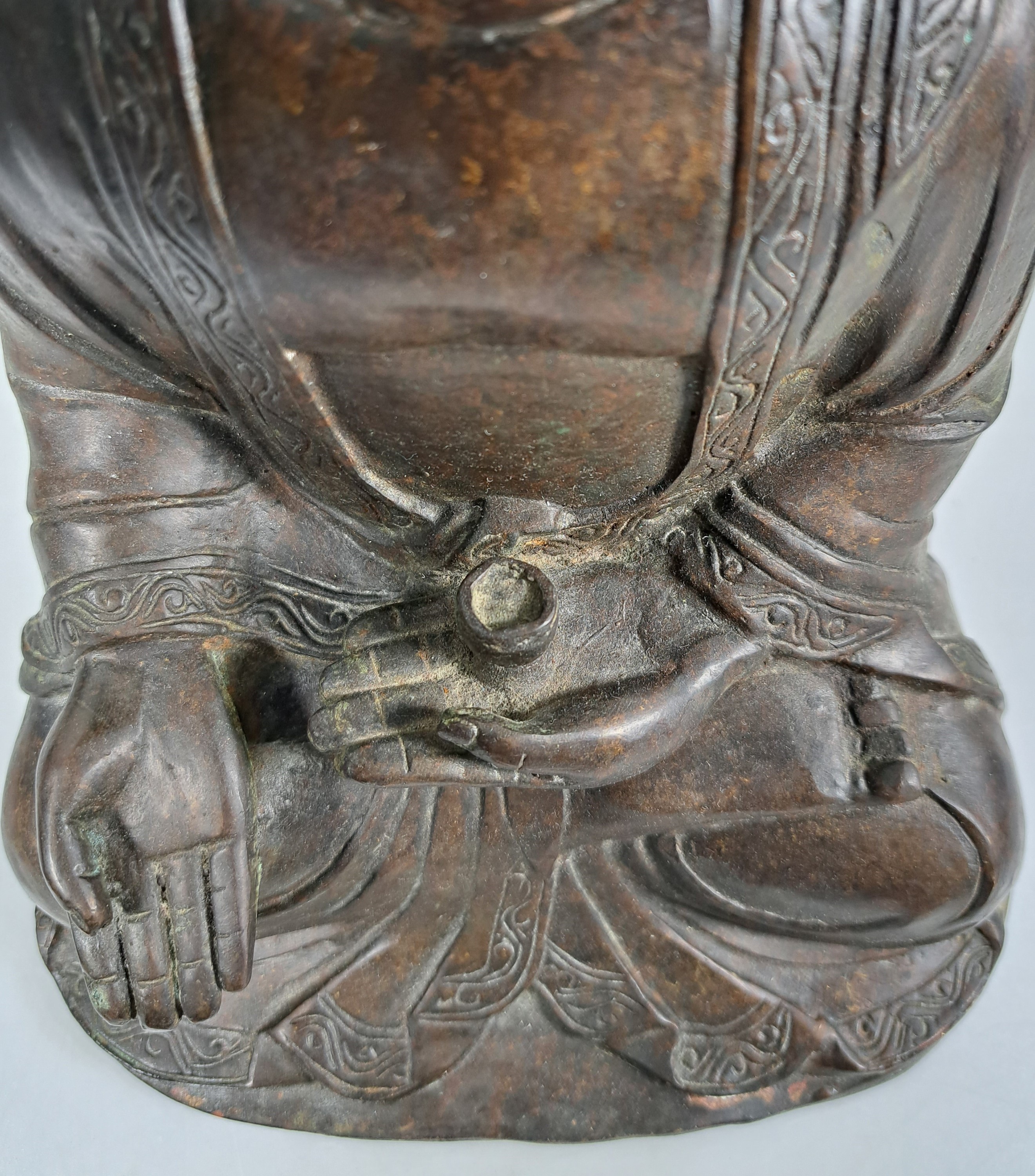 Detail d: Buddha/Shakyamuni, wohl Ming-Dynastie 17. Jh., dunkel patiniert, unten geschlossen, Gewand mit stiltyp. Faltenwurf und Randbordüre, Altersspuren, ...
