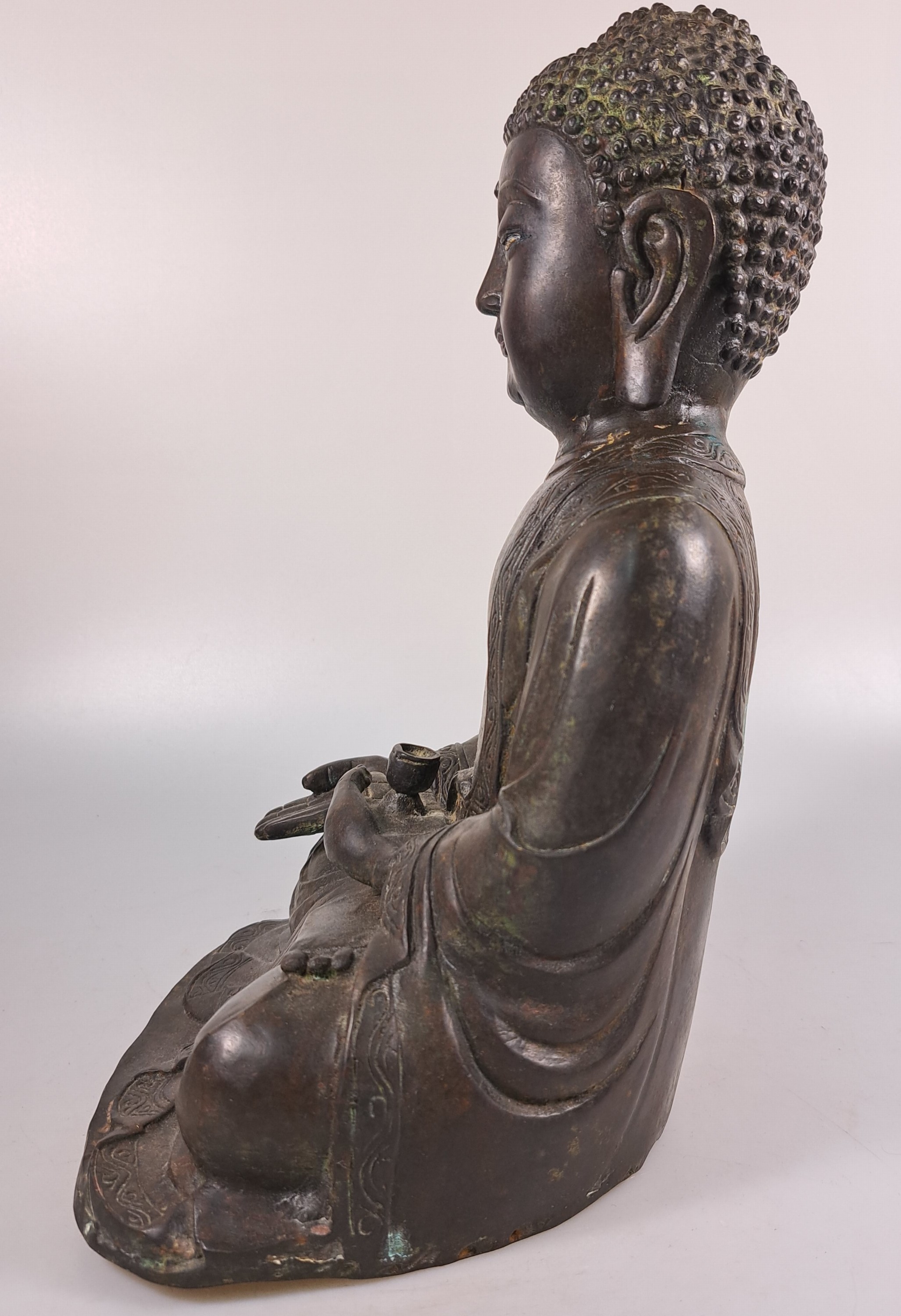 Detail e: Buddha/Shakyamuni, wohl Ming-Dynastie 17. Jh., dunkel patiniert, unten geschlossen, Gewand mit stiltyp. Faltenwurf und Randbordüre, Altersspuren, ...