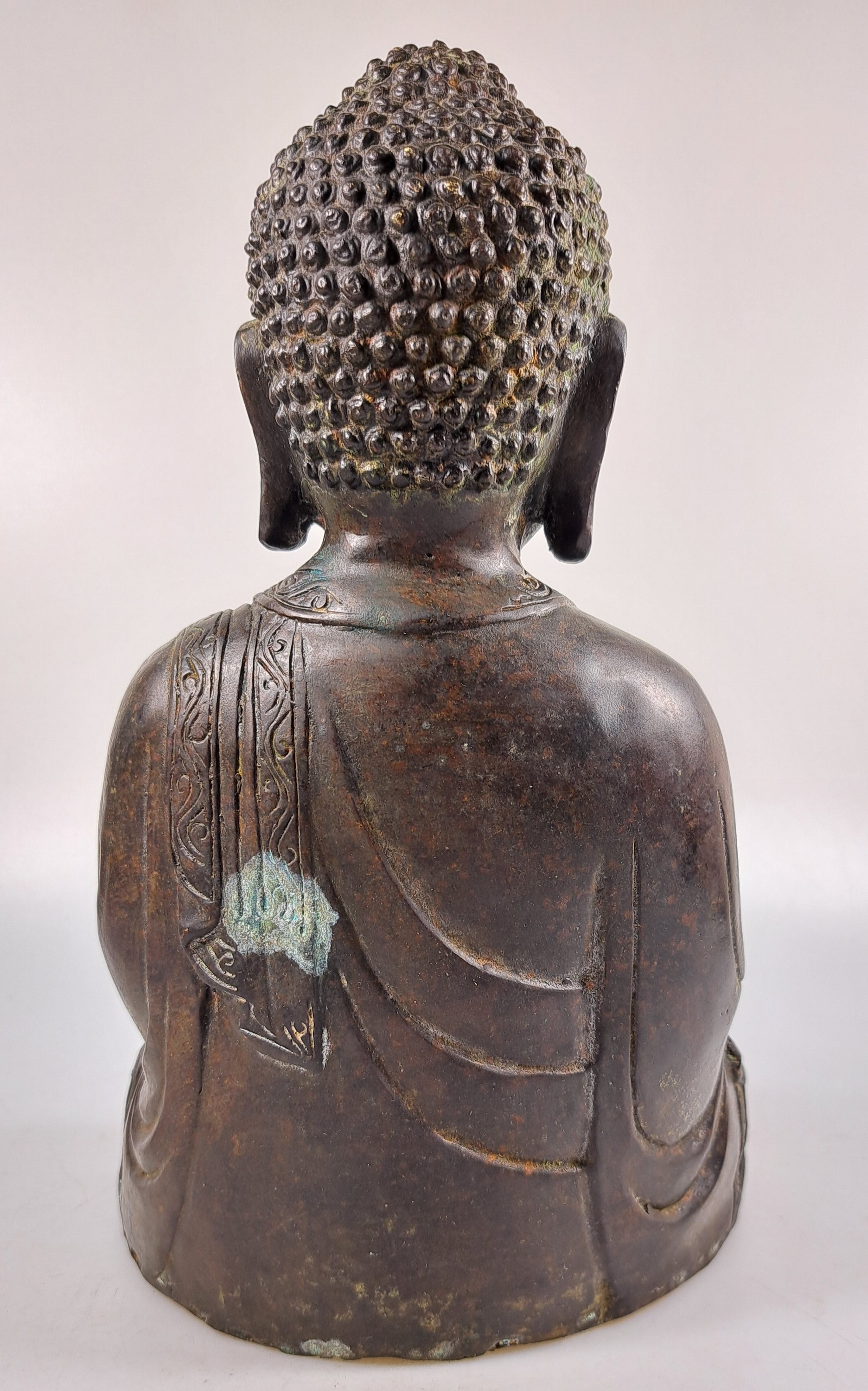 Detail f: Buddha/Shakyamuni, wohl Ming-Dynastie 17. Jh., dunkel patiniert, unten geschlossen, Gewand mit stiltyp. Faltenwurf und Randbordüre, Altersspuren, ...