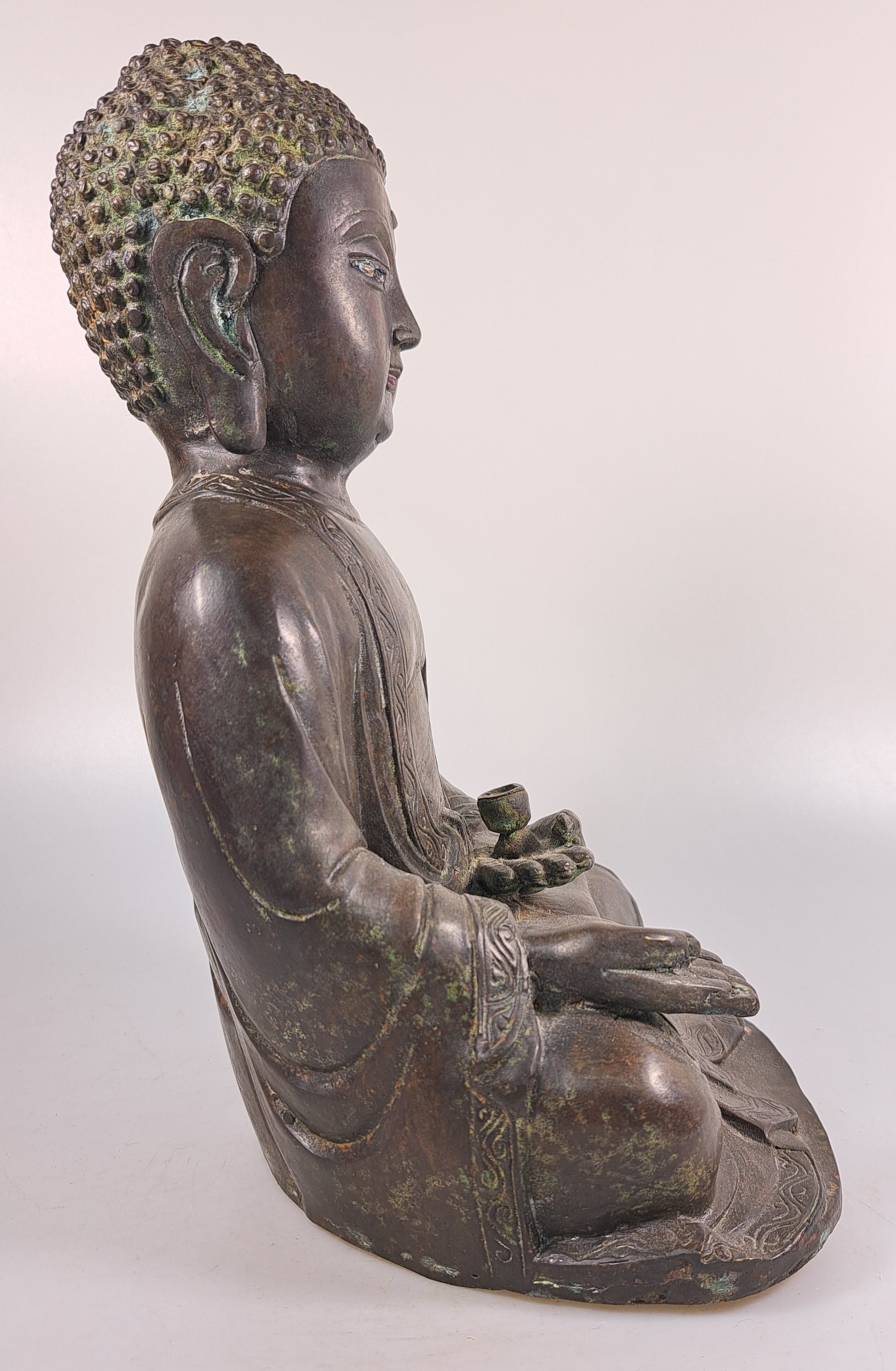Detail g: Buddha/Shakyamuni, wohl Ming-Dynastie 17. Jh., dunkel patiniert, unten geschlossen, Gewand mit stiltyp. Faltenwurf und Randbordüre, Altersspuren, ...