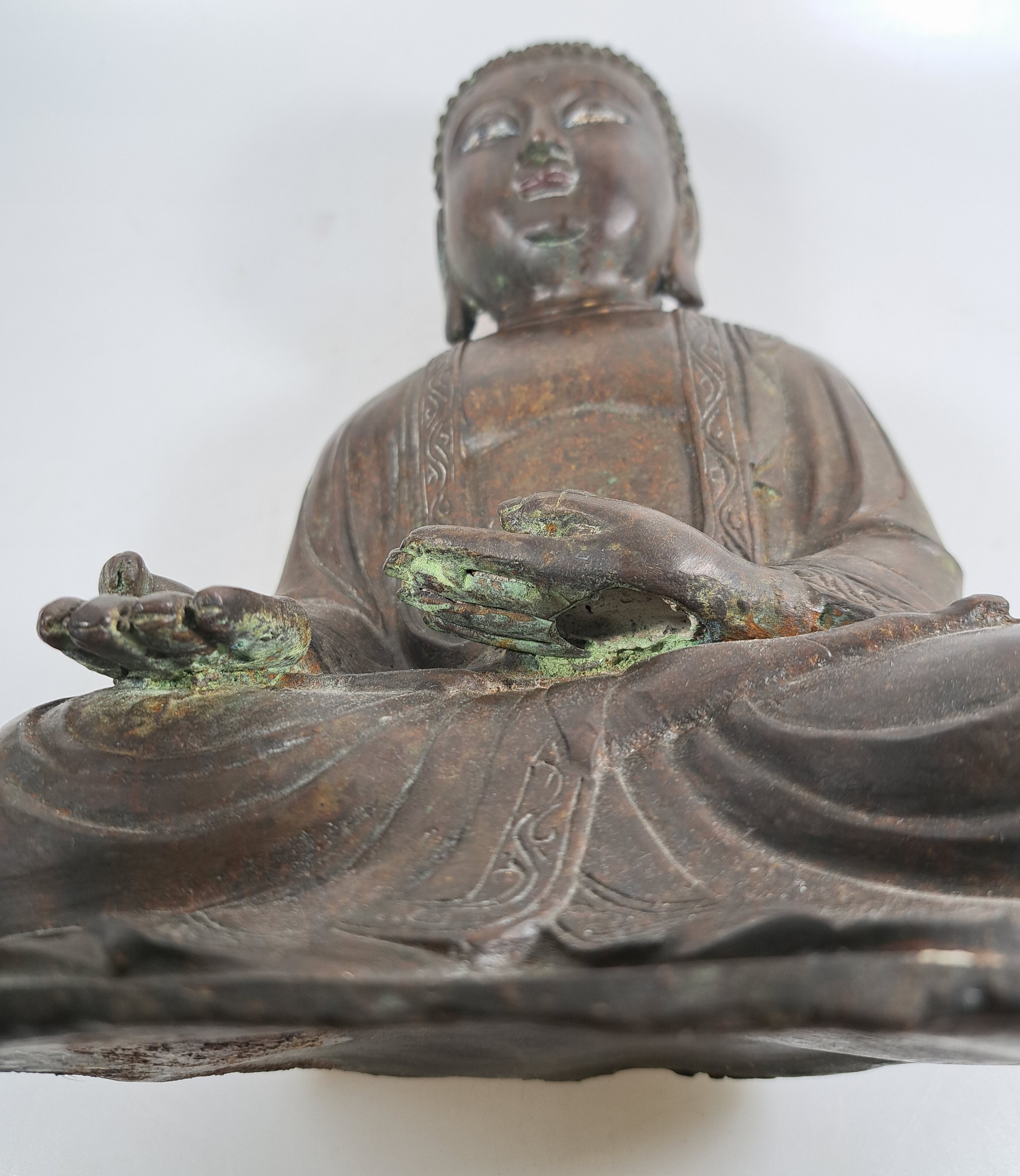 Detail i: Buddha/Shakyamuni, wohl Ming-Dynastie 17. Jh., dunkel patiniert, unten geschlossen, Gewand mit stiltyp. Faltenwurf und Randbordüre, Altersspuren, ...