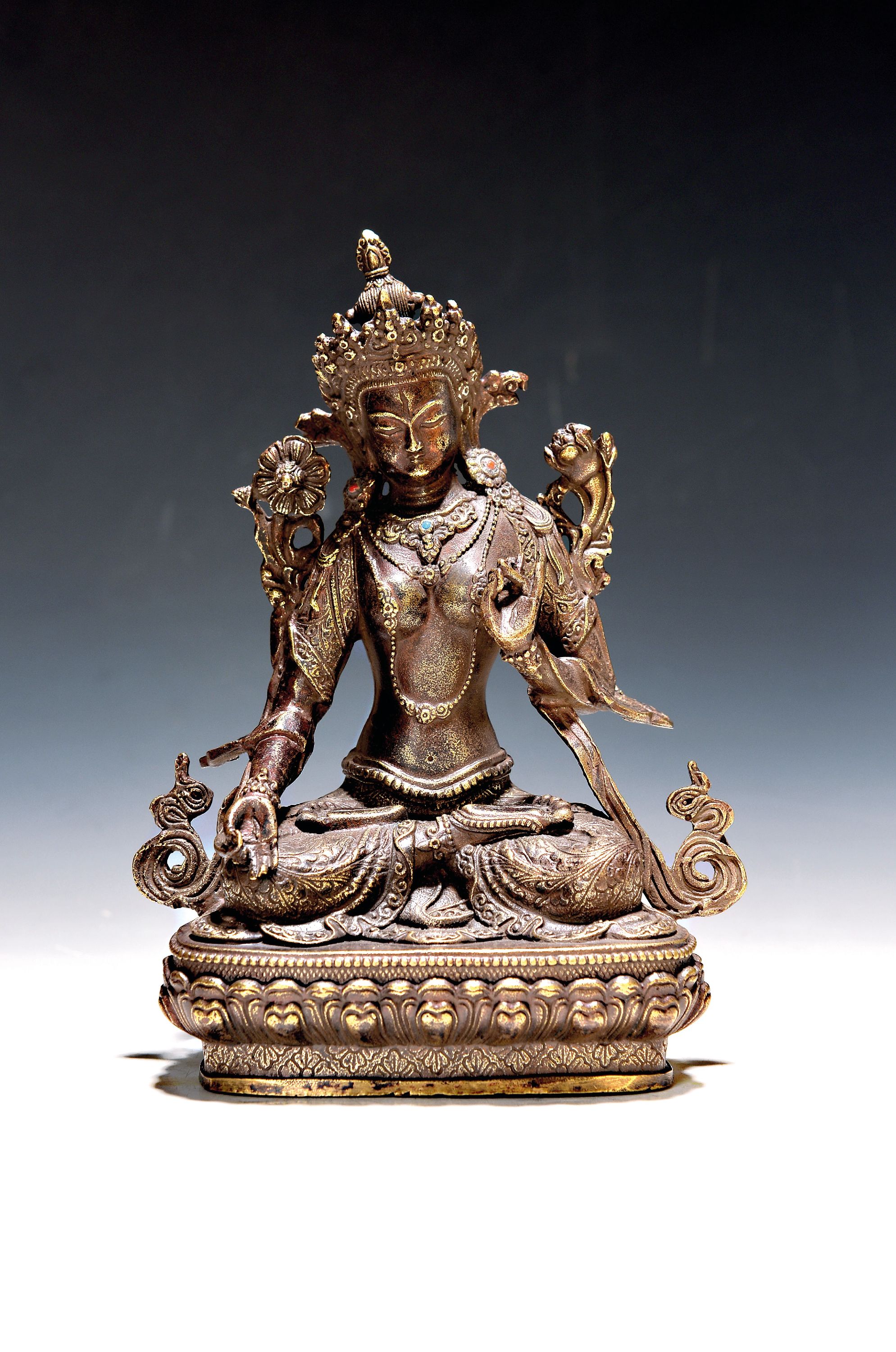 Image 27041155 - Bronzefigur, Tara, Tibet, 20. Jh., rote und blaue Steine, Lotussockel, verziertes ...