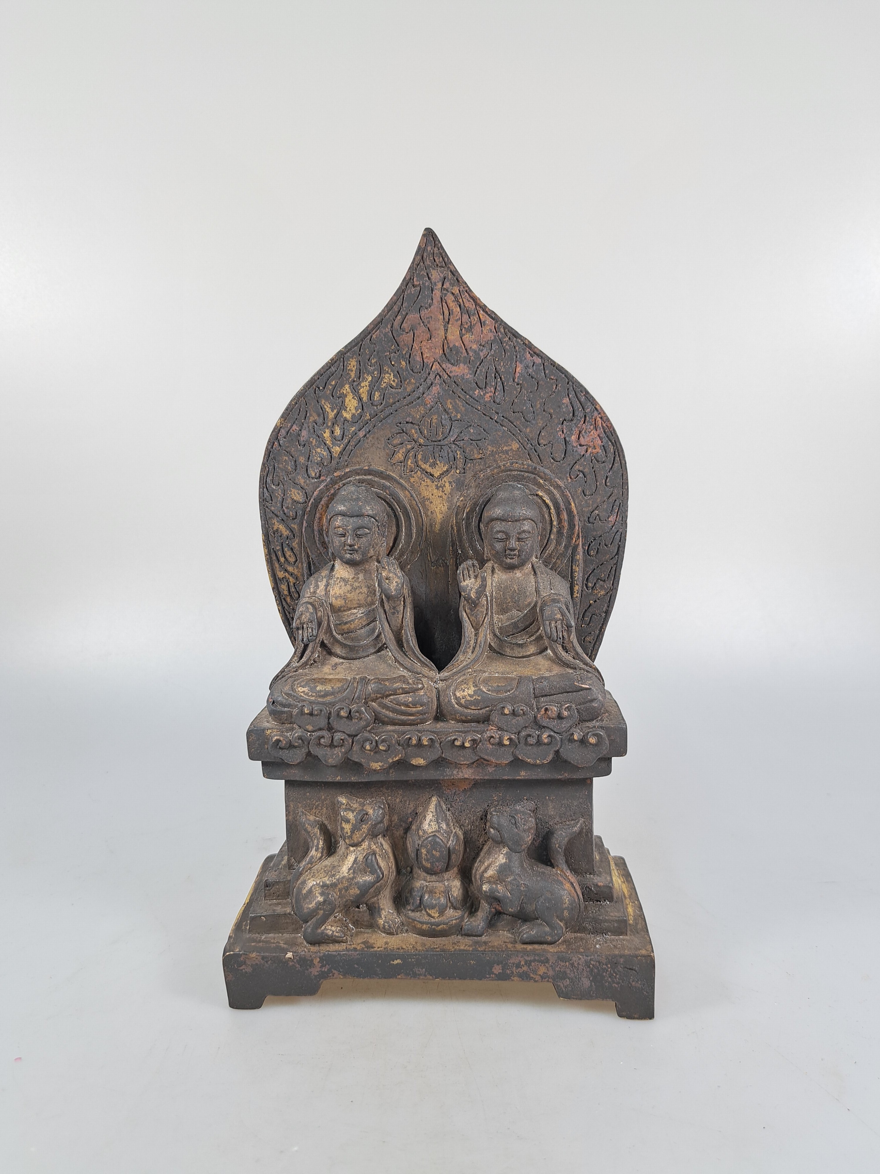 Detail a: Bronzefigur, Buddhagruppe/zwei Buddhas, Mongolei, 20. Jh., zwei sitzende Buddhas auf gemeinsamen Thron, ca. 23x12.5 cm
