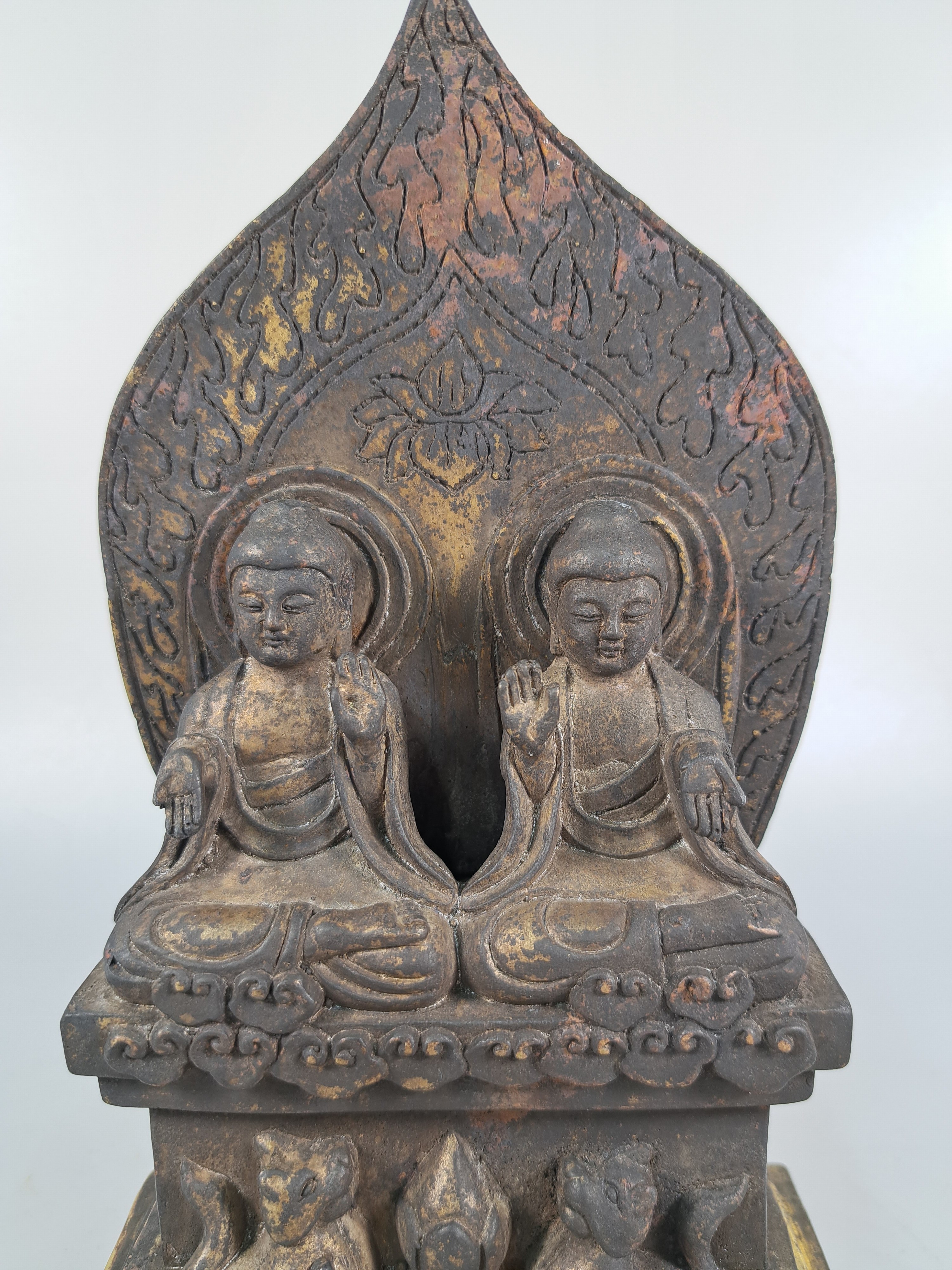 Detail b: Bronzefigur, Buddhagruppe/zwei Buddhas, Mongolei, 20. Jh., zwei sitzende Buddhas auf gemeinsamen Thron, ca. 23x12.5 cm