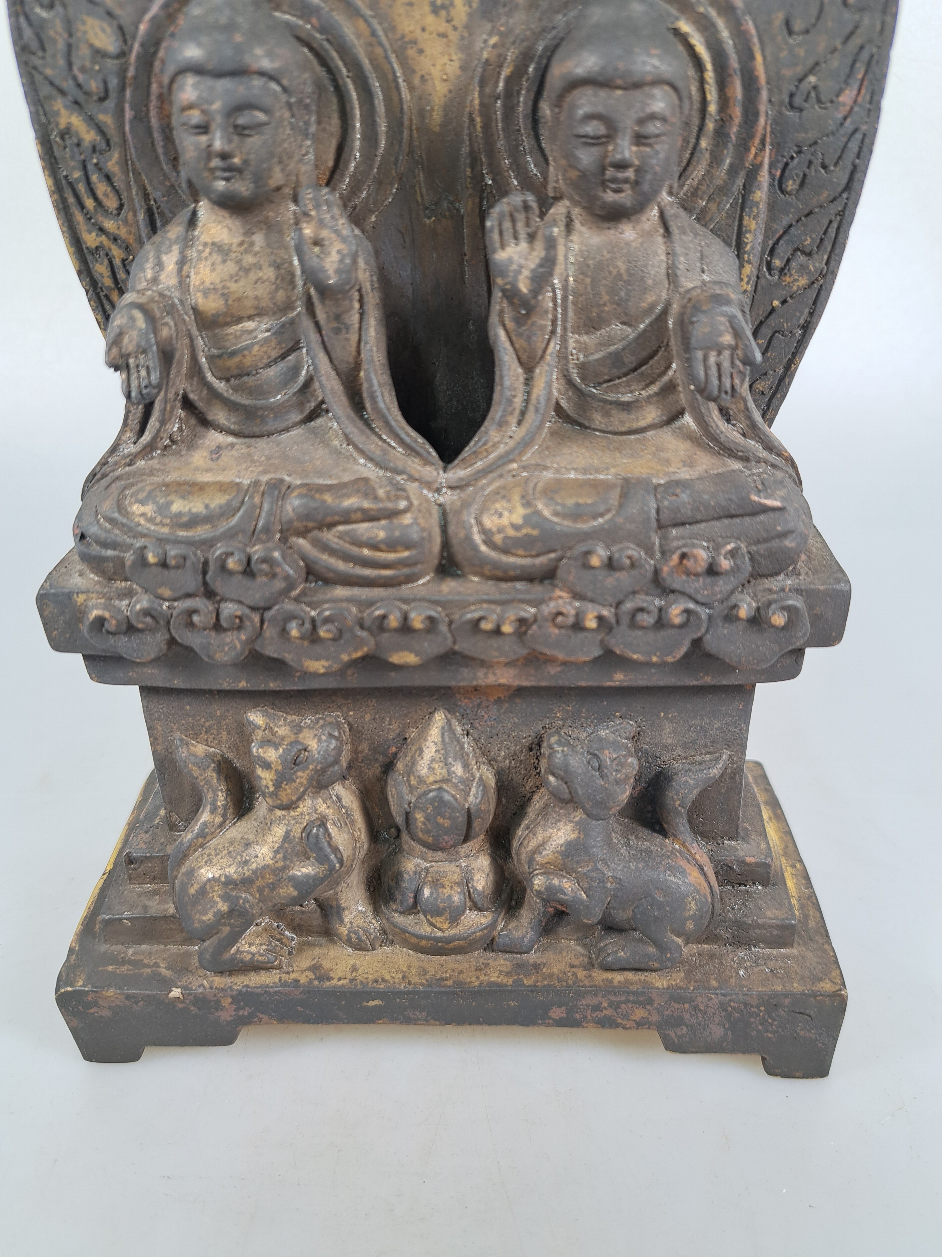 Detail c: Bronzefigur, Buddhagruppe/zwei Buddhas, Mongolei, 20. Jh., zwei sitzende Buddhas auf gemeinsamen Thron, ca. 23x12.5 cm