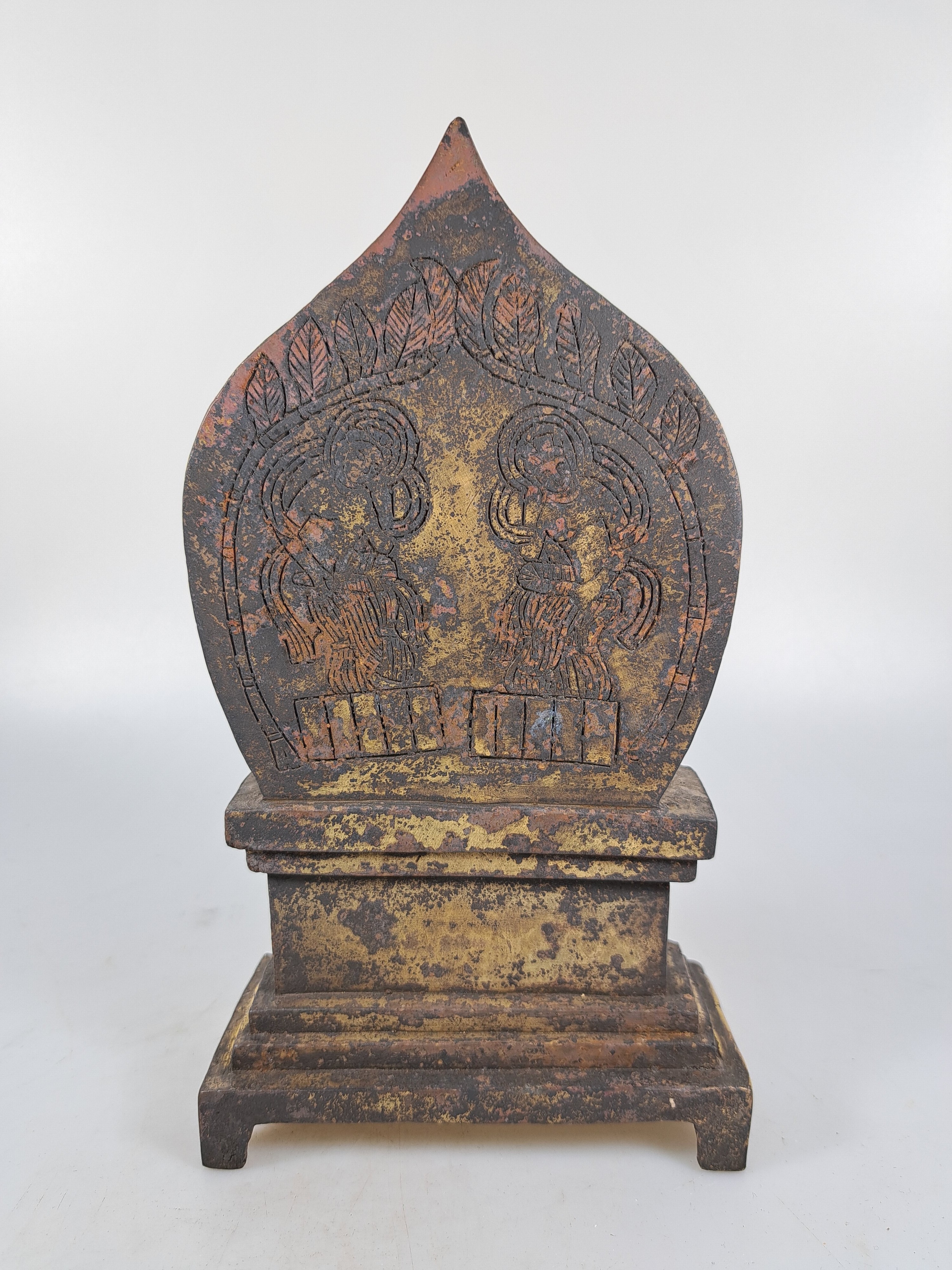 Detail e: Bronzefigur, Buddhagruppe/zwei Buddhas, Mongolei, 20. Jh., zwei sitzende Buddhas auf gemeinsamen Thron, ca. 23x12.5 cm