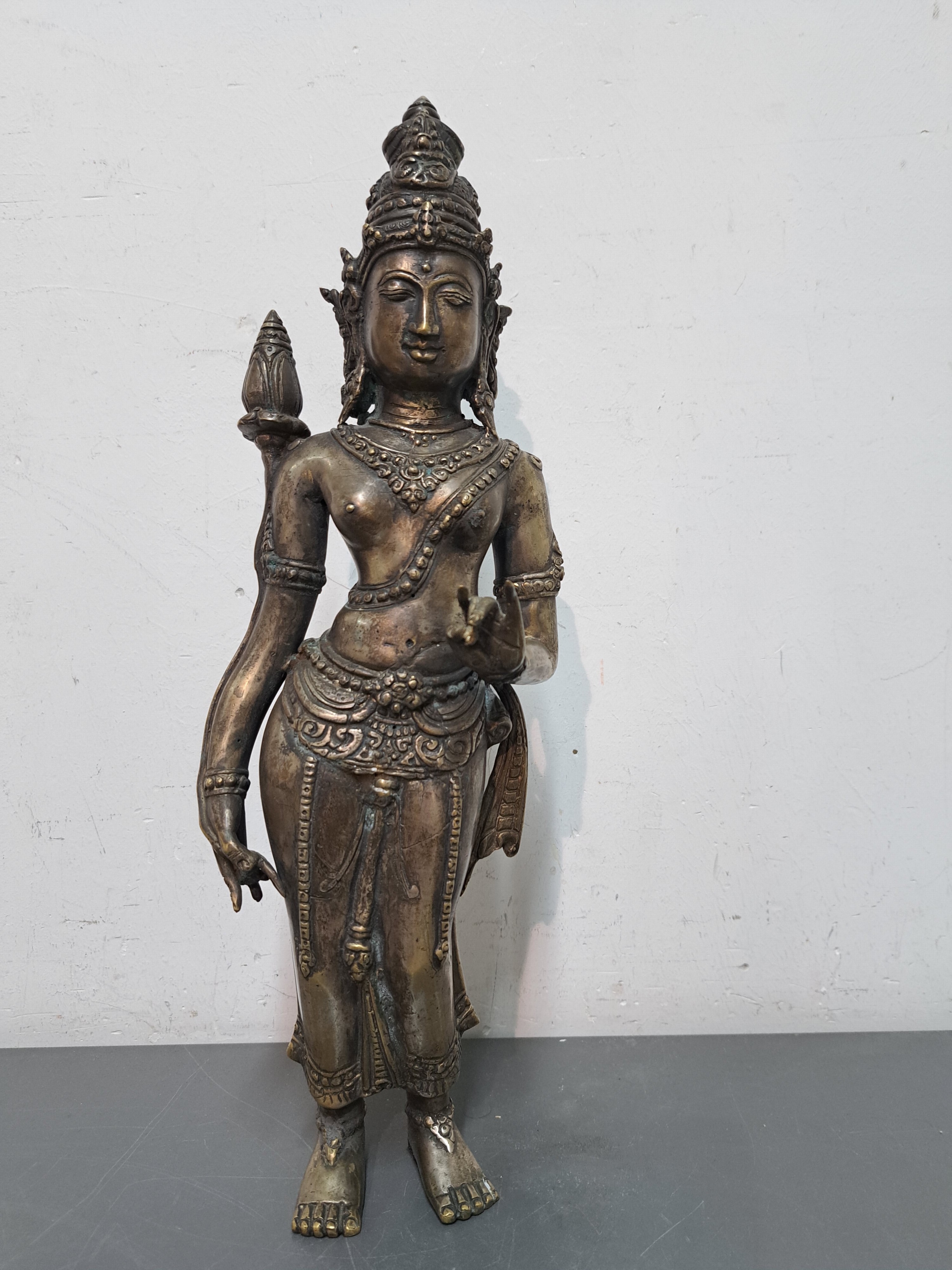 Detail a: Bronzefigur, Padmapani, Tibet, wohl 19. Jh., stehend, die rechte Hand in Varada-Mudra, in der linken Hand eine Lotusblume, ohne Sockel, vermutlich ...