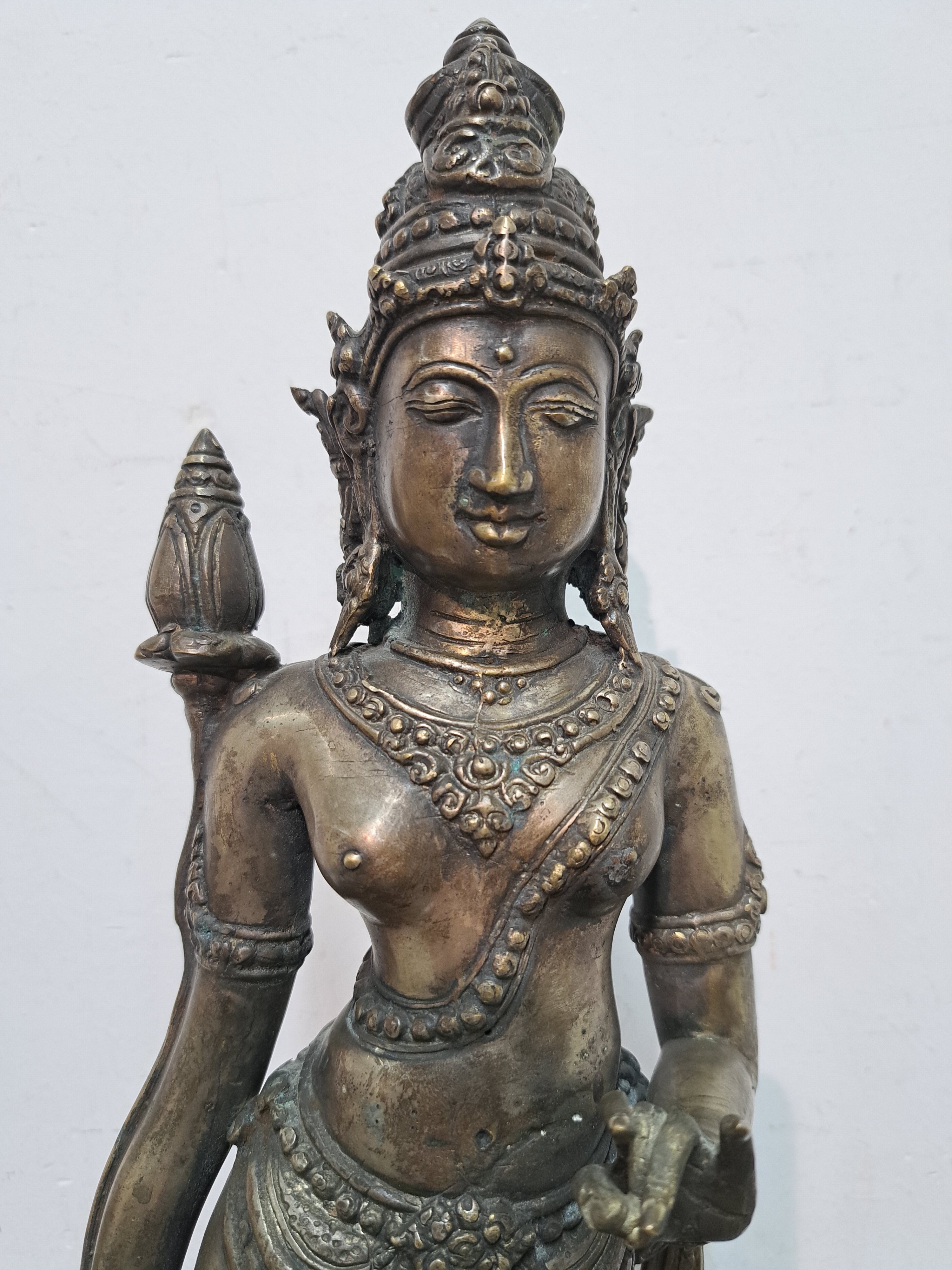Detail b: Bronzefigur, Padmapani, Tibet, wohl 19. Jh., stehend, die rechte Hand in Varada-Mudra, in der linken Hand eine Lotusblume, ohne Sockel, vermutlich ...